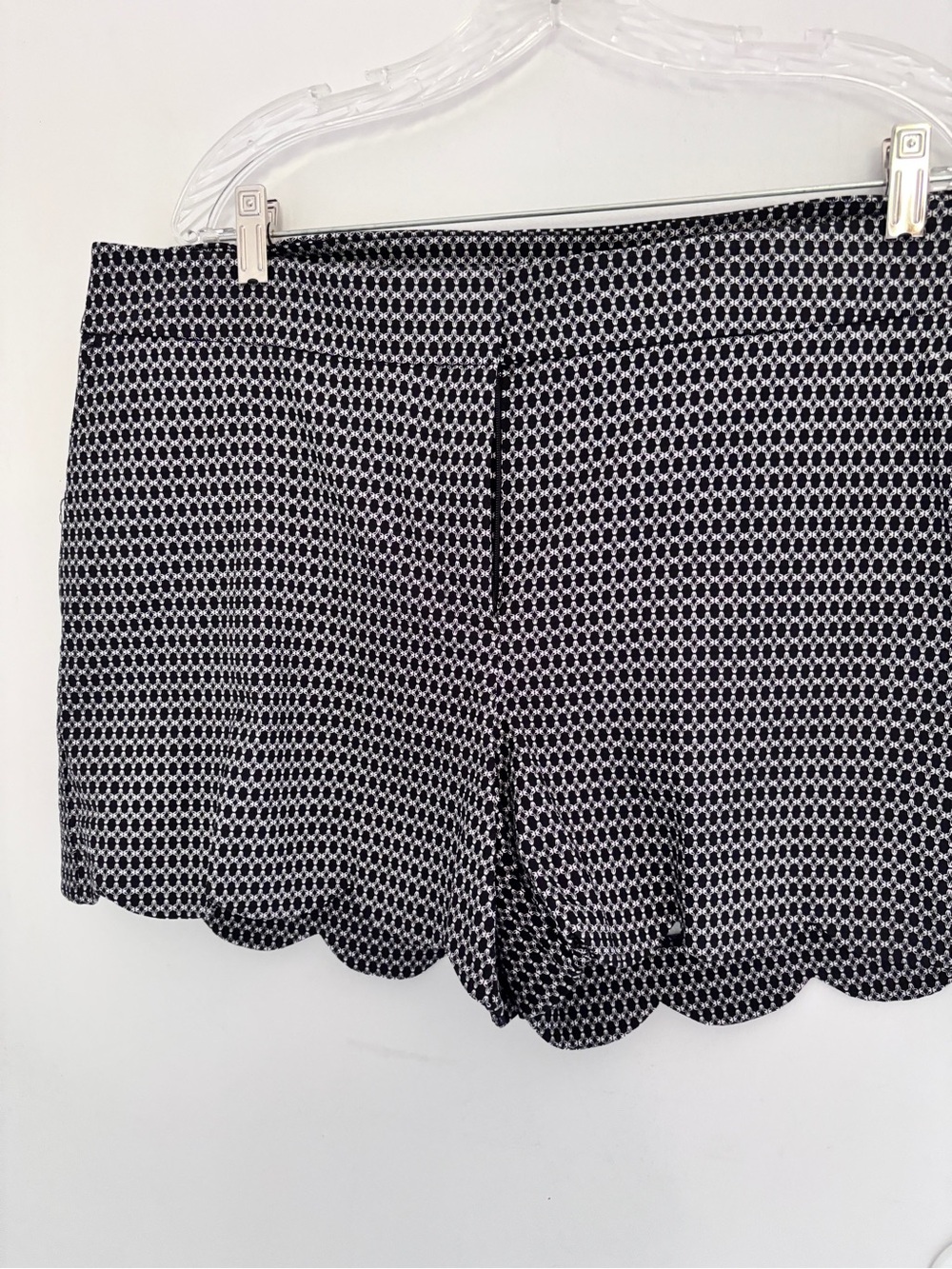 Attyre New York Black and White Geometric Scallop Hem Shorts Classy Summer 40x4